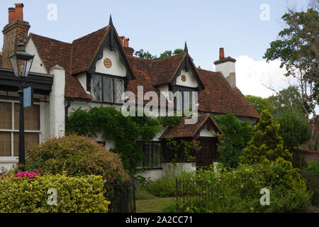 Guildford, Inghilterra - Agosto 2, 2019: imbiancate a calce e piastrella Cottage a Shere nel Surrey. Foto Stock