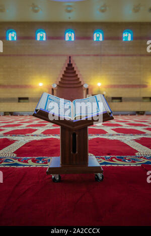 Al Corano all'interno del masjid. Dammam in Arabia Saudita Foto Stock