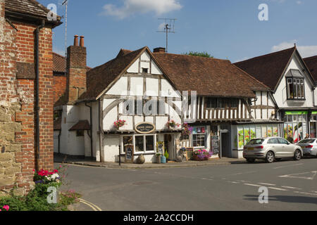 Guildford, Inghilterra - Agosto 2, 2019: imbiancato a struttura mista in legno e muratura e piastrella Cottage a Shere nel Surrey. Foto Stock