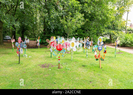 Scuole intorno a Knutsford, Cheshire, Inghilterra, hanno creato una esposizione di fiori realizzata da imballaggio per aumentare la consapevolezza dei rifiuti Foto Stock