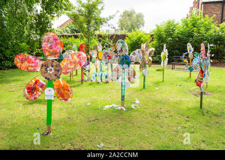 Scuole intorno a Knutsford, Cheshire, Inghilterra, hanno creato una esposizione di fiori realizzata da imballaggio per aumentare la consapevolezza dei rifiuti Foto Stock