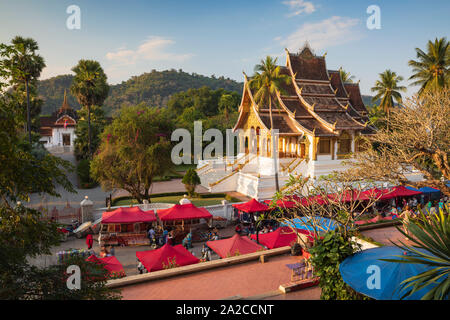 Impostazione del mercato notturno lungo Th Sisavangvong con Wat Ho Pha Bang tempio buddista, Luang Prabang, Luang Prabang provincia nord del Laos Il Laos, così Foto Stock