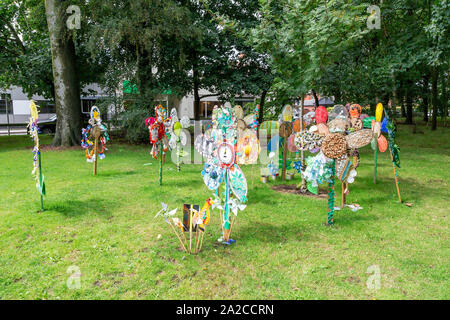 Scuole intorno a Knutsford, Cheshire, Inghilterra, hanno creato una esposizione di fiori realizzata da imballaggio per aumentare la consapevolezza dei rifiuti Foto Stock