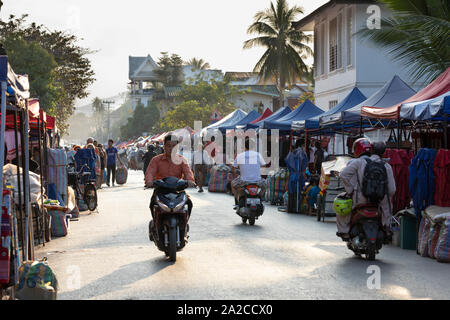 Impostazione del mercato notturno lungo Th Sisavangvong, Luang Prabang, Luang Prabang provincia nord del Laos Il Laos, sud-est asiatico Foto Stock