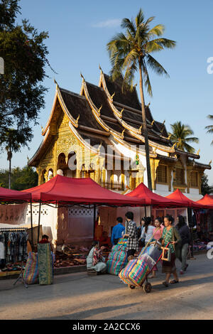 Impostazione del mercato notturno lungo Th Sisavangvong con Wat Ho Pha Bang tempio buddista, Luang Prabang, Luang Prabang provincia nord del Laos Il Laos, così Foto Stock