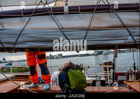 Amsterdam, Paesi Bassi. 02oct, 2019. Un attivista del clima è visto lavorare su una delle vele di imbarcazioni.Dal molo NDSM in Amsterdam, 36 attivisti del clima sono la vela esce per andare alla conferenza ONU sul clima che si terrà a Santiago del Cile. Tra di loro ci sono anche Anuna de Weber, che è l'organizzatore del clima colpisce in Belgio e Adélaïde Charlier, francofono coordinatore per la gioventù per il clima di movimento". Credito: SOPA Immagini limitata/Alamy Live News Foto Stock