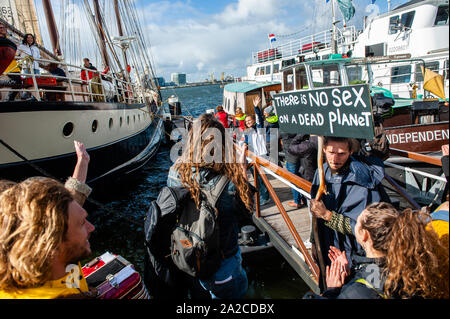 Amsterdam, Paesi Bassi. 02oct, 2019. clima gli attivisti hanno visto dire addio alle loro famiglie prima la barca parte.Dal molo NDSM in Amsterdam, 36 attivisti del clima sono la vela esce per andare alla conferenza ONU sul clima che si terrà a Santiago del Cile. Tra di loro ci sono anche Anuna de Weber, che è l'organizzatore del clima colpisce in Belgio e Adélaïde Charlier, francofono coordinatore per la gioventù per il clima di movimento". Credito: SOPA Immagini limitata/Alamy Live News Foto Stock