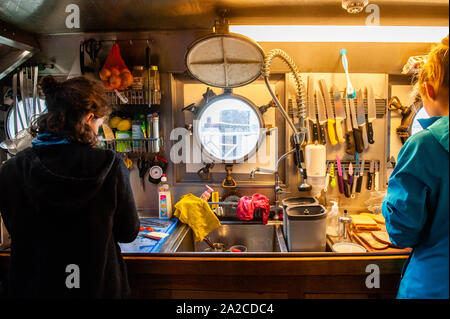 Amsterdam, Paesi Bassi. 02oct, 2019. Due gli attivisti hanno visto la preparazione di cibo in cucina della barca.Dal molo NDSM in Amsterdam, 36 attivisti del clima sono la vela esce per andare alla conferenza ONU sul clima che si terrà a Santiago del Cile. Tra di loro ci sono anche Anuna de Weber, che è l'organizzatore del clima colpisce in Belgio e Adélaïde Charlier, francofono coordinatore per la gioventù per il clima di movimento". Credito: SOPA Immagini limitata/Alamy Live News Foto Stock