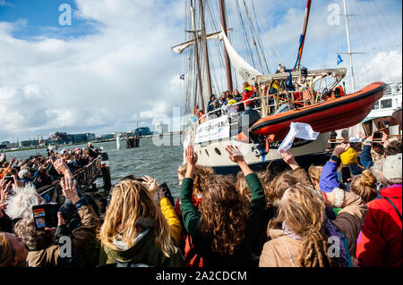 Amsterdam, Paesi Bassi. 02oct, 2019. Il gruppo di attivisti del clima dire addio da una barca appena uscire.Dal molo NDSM in Amsterdam, 36 attivisti del clima sono la vela esce per andare alla conferenza ONU sul clima che si terrà a Santiago del Cile. Tra di loro ci sono anche Anuna de Weber, che è l'organizzatore del clima colpisce in Belgio e Adélaïde Charlier, francofono coordinatore per la gioventù per il clima di movimento". Credito: SOPA Immagini limitata/Alamy Live News Foto Stock