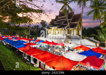 Notte di mercato lungo Th Sisavangvong con Wat Ho Pha Bang tempio buddista, Luang Prabang, Luang Prabang provincia nord del Laos Il Laos, sud-est asiatico Foto Stock