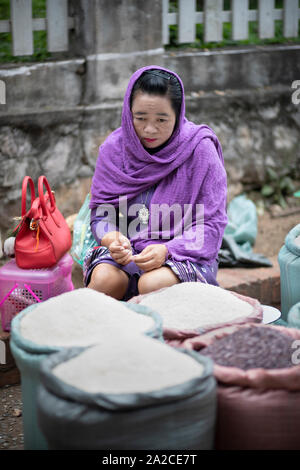 Mercato Mattutino con stalla la vendita di riso, Luang Prabang, Luang Prabang provincia nord del Laos Il Laos, sud-est asiatico Foto Stock