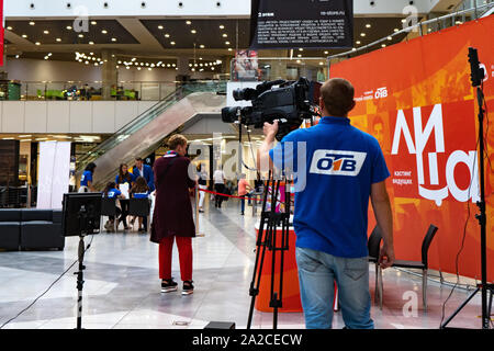 La regione di Celjabinsk, Russia - Agosto 2019. Cameraman con la loro apparecchiatura a tiro. Foto Stock