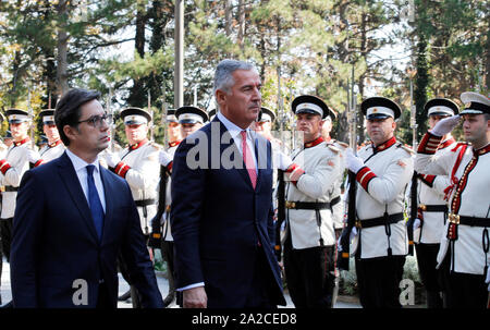 Skopje, Macedonia nord. 2 Ottobre, 2019. Presidente della Macedonia nord Stevo Pendarovski(L) e la visita al Presidente della Repubblica del Montenegro Djukanovic rivedere l'onore le protezioni a Skopje in Macedonia nord, Ottobre 2, 2019. Credito: Darko Duridanski/Xinhua/Alamy Live News Foto Stock