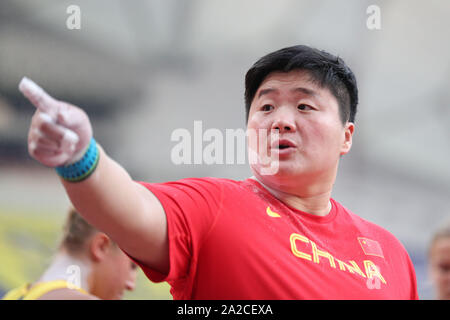 Doha in Qatar. 2 Ottobre, 2019. Il Gong Lijiao della Cina reagisce prima le donne del colpo messo qualifica presso la IAAF 2019 Campionati del Mondo a Doha, in Qatar, Ottobre 2, 2019. Credito: Li Ming/Xinhua/Alamy Live News Foto Stock