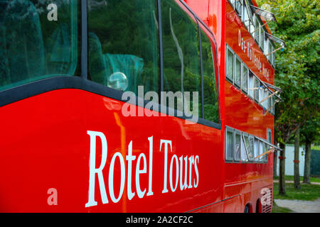 Rosso enorme Mercedes bus, Rotel Tours, nelle Dolomiti italiane, Canazei, Italia Foto Stock