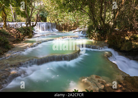Cascate e formazioni calcaree con acqua a cascata in turchese le piscine di Tat Kuang Si, Luang Prabang, Luang Prabang provincia nord del Laos, L Foto Stock