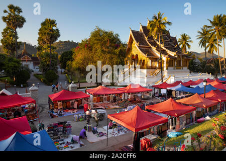 Impostazione del mercato notturno lungo Th Sisavangvong con Wat Ho Pha Bang tempio buddista, Luang Prabang, Luang Prabang provincia nord del Laos Il Laos, così Foto Stock