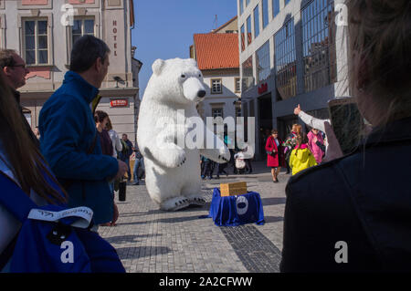 L'attrazione turistica, per essere fotografato con un gigantesco gonfiabile orso polare maschera in Piazza Venceslao a Praga Repubblica Ceca, Marzo 22, 2019. Foto Stock