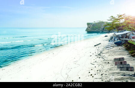 Guardando verso il basso di una spiaggia appartata su un luminoso giorno Foto Stock