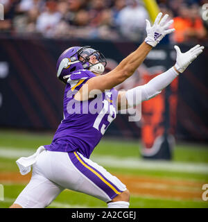 Settembre 29, 2019: Chicago, Illinois, Stati Uniti - I vichinghi #19 Adam Thielen raggiunge per la palla durante il gioco di NFL tra il Minnesota Vikings e Chicago Bears al Soldier Field di Chicago, IL. Fotografo: Mike Wulf Foto Stock