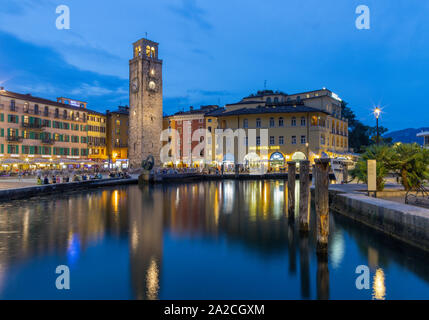 RIVA DEL GARDA, Italia - Giugno 6, 2019: la città da sud con le Alpi di sfondo. Foto Stock