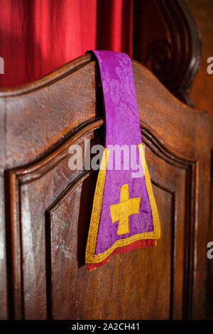 Tipico stola decorata con una croce in oro utilizzato dal sacerdote durante la messa e i sacramenti Foto Stock