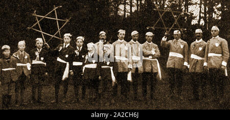 Una vecchia foto di aratro Goathand Slot - un tradizionale Yorkshire spada lunga spada dancing team dal North Yorkshire villaggio di Goathland Regno Unito. Il team ha origini pagane e una lunga storia ma sono stati sono stati riproposti in 1922 dopo quasi morire fuori. Foto Stock