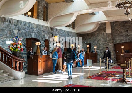 Il Fairmont Banff Springs hotel lobby con gli ospiti che arrivano in hotel, Banff, Alberta, Canada Foto Stock