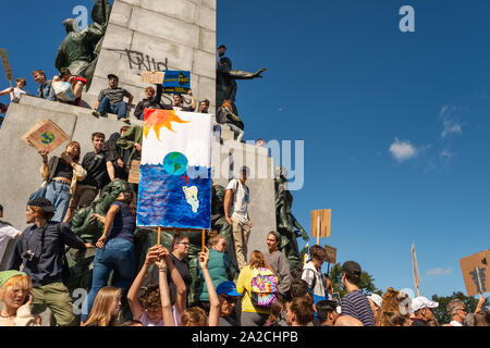 Montreal, CA - 27 Settembre 2019: più di 500 000 persone prendono parte al clima di Montreal marzo. Foto Stock