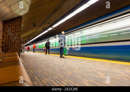 Montreal, CA - 30 Settembre 2019: metropolitana treno arrivando alla stazione Mont-Royal. Foto Stock