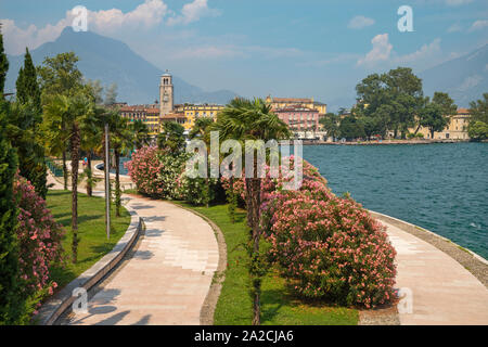 RIVA DEL GARDA, Italia - Giugno 6, 2019: la città da sud con le Alpi di sfondo. Foto Stock