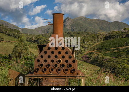 Antico caffè industriali tostapane in azienda di caffè Ninho da Aguia Foto Stock