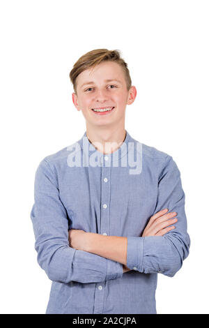 Positivo ragazzo adolescente mantiene le mani piegate guardando alla telecamera dente sorriso isolate su sfondo bianco. Foto Stock