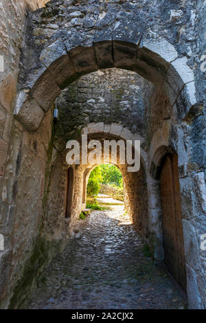 Archway nel vecchio borgo di Le poeta Laval, Drome, Francia. Foto Stock