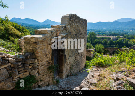 Parete in rovina nel vecchio borgo di Le poeta Laval, Drome, Francia Foto Stock