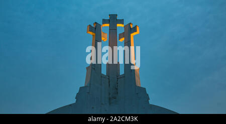 Una foto delle Tre Croci monumento, al tramonto, a Vilnius. Foto Stock