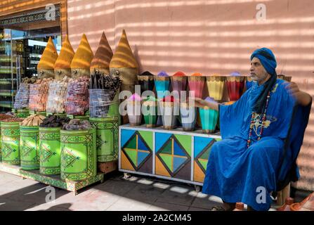 Venditore di spezie e spezie, Souk, Medina, Marrakech, Marocco Foto Stock