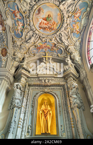 MENAGGIO, Italia - 8 Maggio 2015: Il Cuore di Gesù cappella e neobaroque soffitto affrescato di Dio Creatore nella chiesa di Santo Stefano. Foto Stock