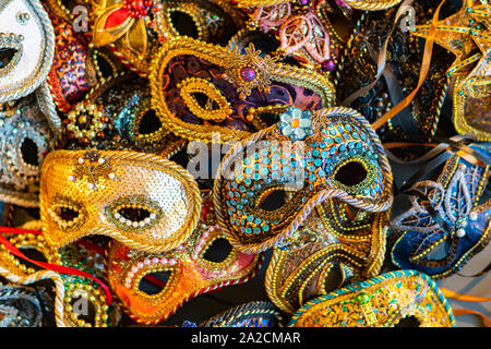 Tradizionale Carnevale veneziano, maschere fatte a mano. Foto Stock