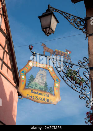 Ristorante Dagsbourg un tradizionale ferro battuto firmare al di fuori di un ristorante in Equishiem, Alsazia, Francia Foto Stock