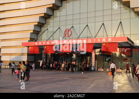 Yinchuan, Ningxia, Cina. Il 30 settembre, 2019. Una vista generale di Wanda Plaza entrata principale decorato con le bandiere nazionali e lo slogan : ''più calorosi celebrazioni del settantesimo anniversario della fondazione della Repubblica popolare cinese''.Il primo ottobre 2019, Cina commemora il settantesimo compleanno della fondazione della Repubblica popolare cinese. Le manifestazioni sono state organizzate in tutto il paese, raggiungendo un livello senza precedenti di mobilitazione dello spazio pubblico con le bandiere nazionali e slogan patriottico visualizzati in ogni disposizione di porzioni del territorio. Queste immagini mostrano su una scala locale Foto Stock