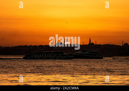 La città di Istanbul con sagome di antiche moschee e minareti al tramonto. Vista panoramica, la fanciulla's Tower, Torre Galata, Hagia Sophia, la Foto Stock