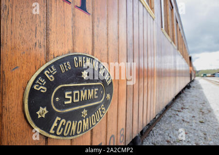I carri du petit train de la Baie de Somme au dépot de Saint Valery sur Somme, en cours de restauration, placca societé des chemins de fer économiques Foto Stock