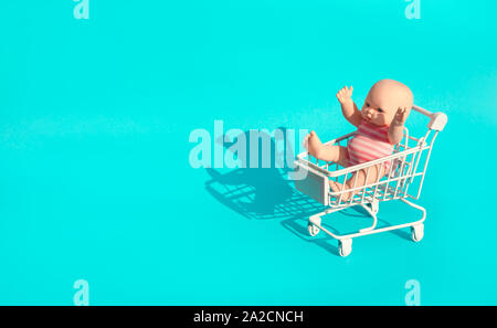 Baby,kid mockup in passeggino carrello blu su sfondo colorato.concetti crescente idee Foto Stock