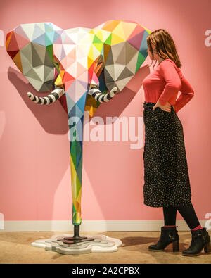 Chelsea ufficio di smistamento, LONDRA, REGNO UNITO, 02 ott 2019. dall'artista Okuda San Miguel. Il decimo anniversario di sale di installazione del moniker Art Fair vedere il meglio del British urban artisti, con un roster stellare di creative, compresi acclamati artisti internazionali rendendo il loro regno unito debutti e Moniker's proprio Spotlight artisti del 2019. Credito: Imageplotter/Alamy Live News Foto Stock