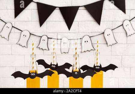 Assortimento di Halloween bevande giallo con carta pipistrelli Foto Stock