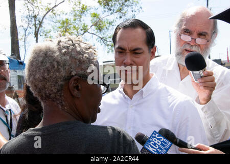Il candidato presidenziale democratico Julián Castro parla con Elizabeth Easton, residente in un accampamento per senzatetto di Oakland, il 25 settembre 2019. Foto Stock