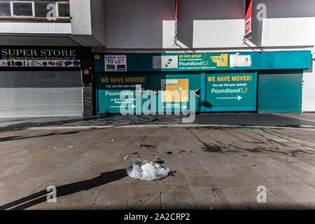 Negozi chiusi su High Street, West Bromwich, West Midlands, Regno Unito. Foto Stock