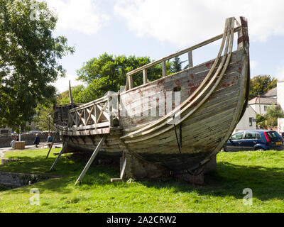 Woodenl scafo di nave in alto di Charlestown Harbour, Cornwall, Regno Unito Foto Stock