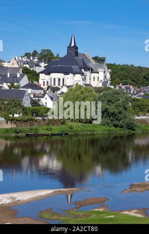 Chiesa Collegiale Candes-St Martin Vienne fiume Indre et Loire Francia Foto Stock